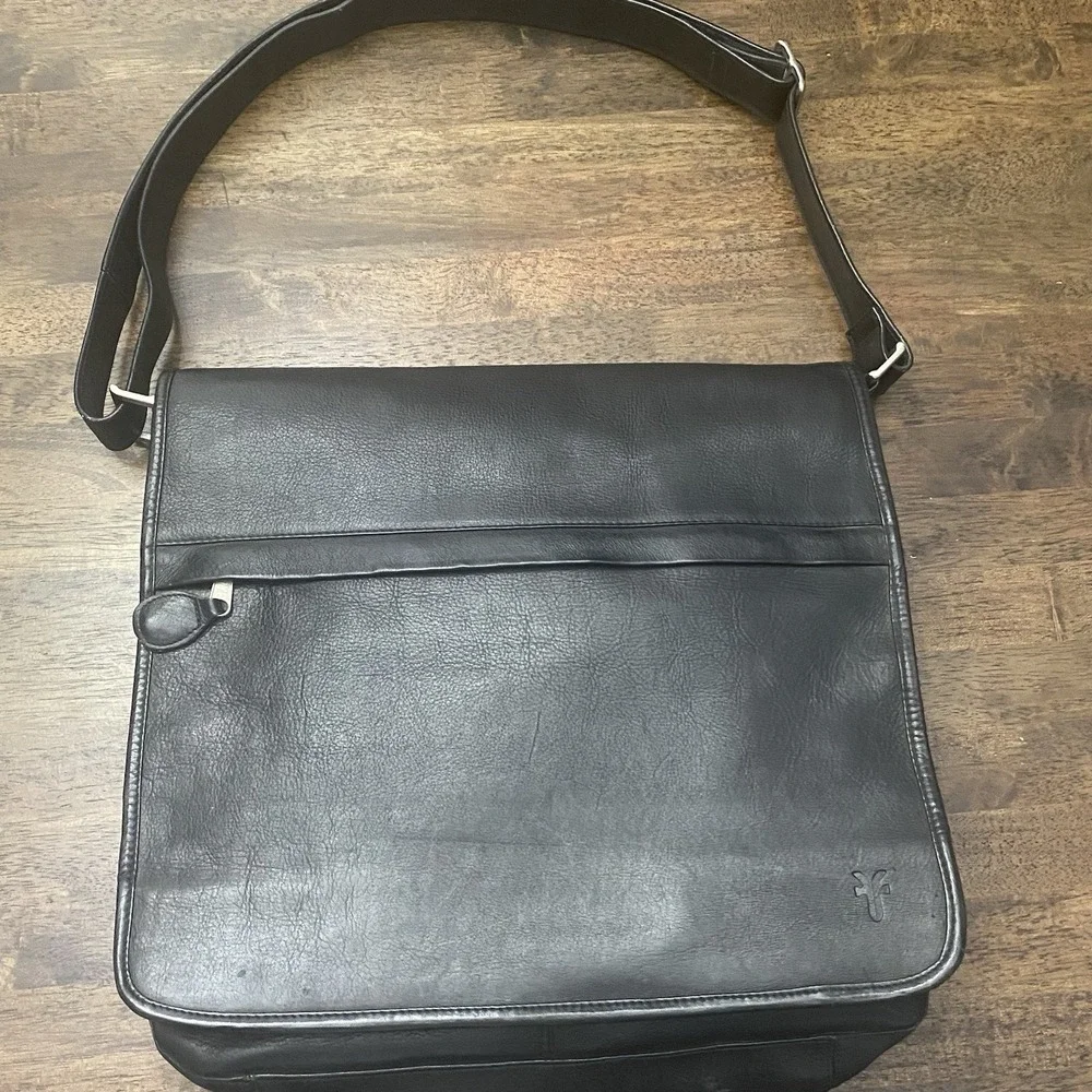 Frye Leather Messenger Crossbody Bag Black Adjustable Strap Interior Zippers